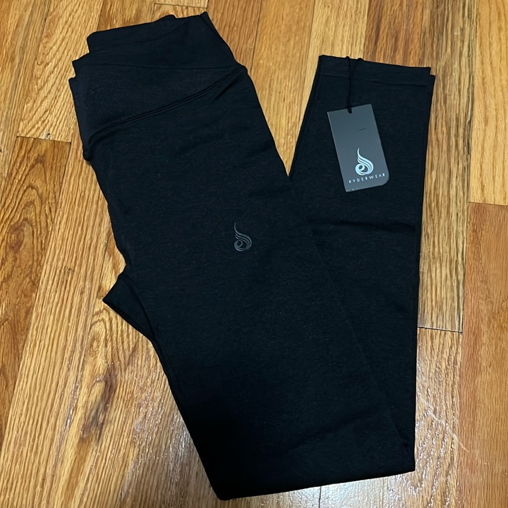 Ryderwear workout leggings, nice thick material with cross wait & butt scrunch